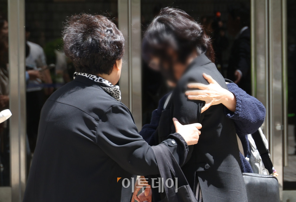 ▲임성근 전 해병대 1사단장의 채해병 순직 사건 관련 혐의에 대해 1심 법원이 징역 3년을 선고한 가운데 8일 서울 서초구 서울중앙지방법원 앞에서 채해병 어머니가 위로를 받고 있다.