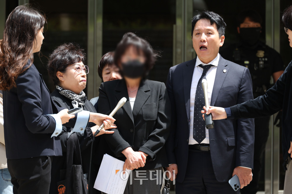 ▲임성근 전 해병대 1사단장의 채해병 순직 사건 관련 혐의에 대해 1심 법원이 징역 3년을 선고한 가운데 8일 서울 서초구 서울중앙지방법원 앞에서 채해병 어머니와 임태훈 군인권센터 소장이 입장을 밝히고 있다.