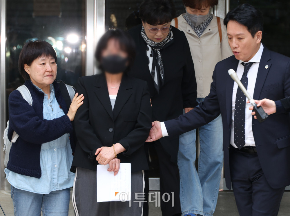 ▲임성근 전 해병대 1사단장의 채해병 순직 사건 관련 혐의에 대해 1심 법원이 징역 3년을 선고한 가운데 8일 서울 서초구 서울중앙지방법원 앞에서 채해병 어머니와 임태훈 군인권센터 소장이 입장을 밝히고 있다.