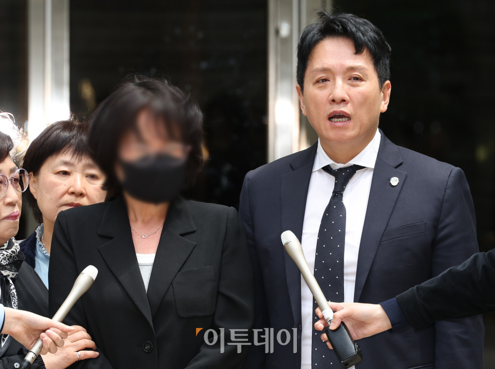 ▲임성근 전 해병대 1사단장의 채해병 순직 사건 관련 혐의에 대해 1심 법원이 징역 3년을 선고한 가운데 8일 서울 서초구 서울중앙지방법원 앞에서 채해병 어머니와 임태훈 군인권센터 소장이 입장을 밝히고 있다.