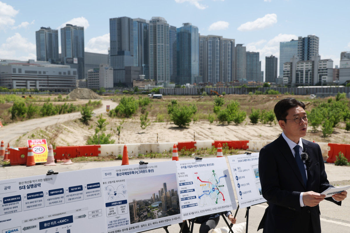 ▲더불어민주당 정원오 서울시장 후보가 8일 용산 정비창 부지 앞에서 공약을 발표하고 있다. 사진=연합뉴스