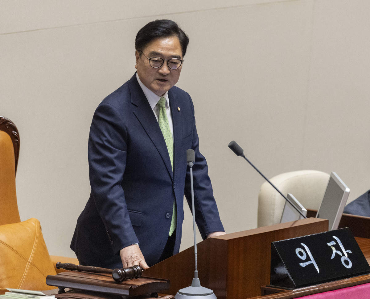 ▲우원식 국회의장이 7일 국회에서 열린 제435회 국회(임시회) 1차 본회의에 대한민국 헌법 개정안이 상정된 뒤 국민의힘 의원들의 참여를 호소하는 발언을 하고 있다.    국민의힘은 헌법개정안 반대를 당론으로 결정해 이날 본회의에 입장하지 않은 상태다. (연합뉴스)