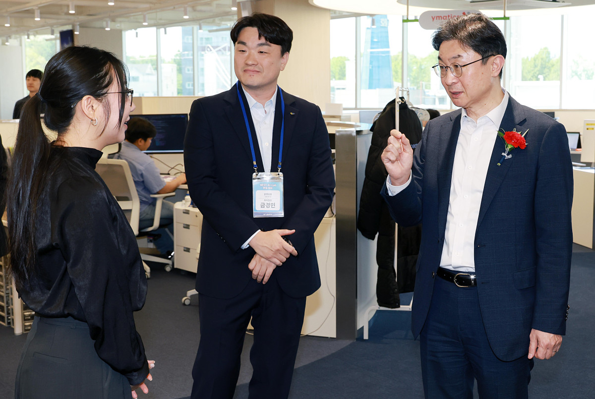 ▲이억원 금융위원장이 8일 오후 서울 광진구 신용보증기금 광진지점에서 열린 'NEST AI-Lab 광진' 출범식에 참석해 청년 창업가들과 대화를 나누고 있다. (사진제공=금융위원회)