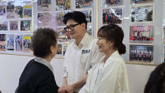 ▲한동훈 후보가 배우자인 진은정 변호사와 함께 선거운동을 진행하고 있다. (사진제공=한동훈후보 페이스북)