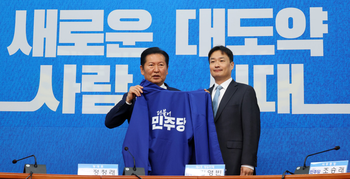 ▲8일 국회에서 열린 더불어민주당 4차 인재 영입식에서 정청래 대표가 김영빈 변호사에게 민주당 상징인 '파란 점퍼'를 전달하고 있다. 사진=연합뉴스