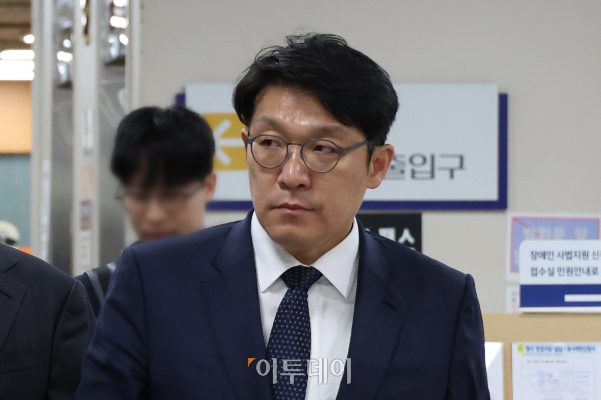 ▲김건희 여사에게 공천 청탁 대가로 고가의 그림을 건넨 혐의 등으로 기소된 김상민 전 부장검사가 8일 서울 서초구 서울고등법원에서 열린 항소심 선고 공판에 출석하고 있다.