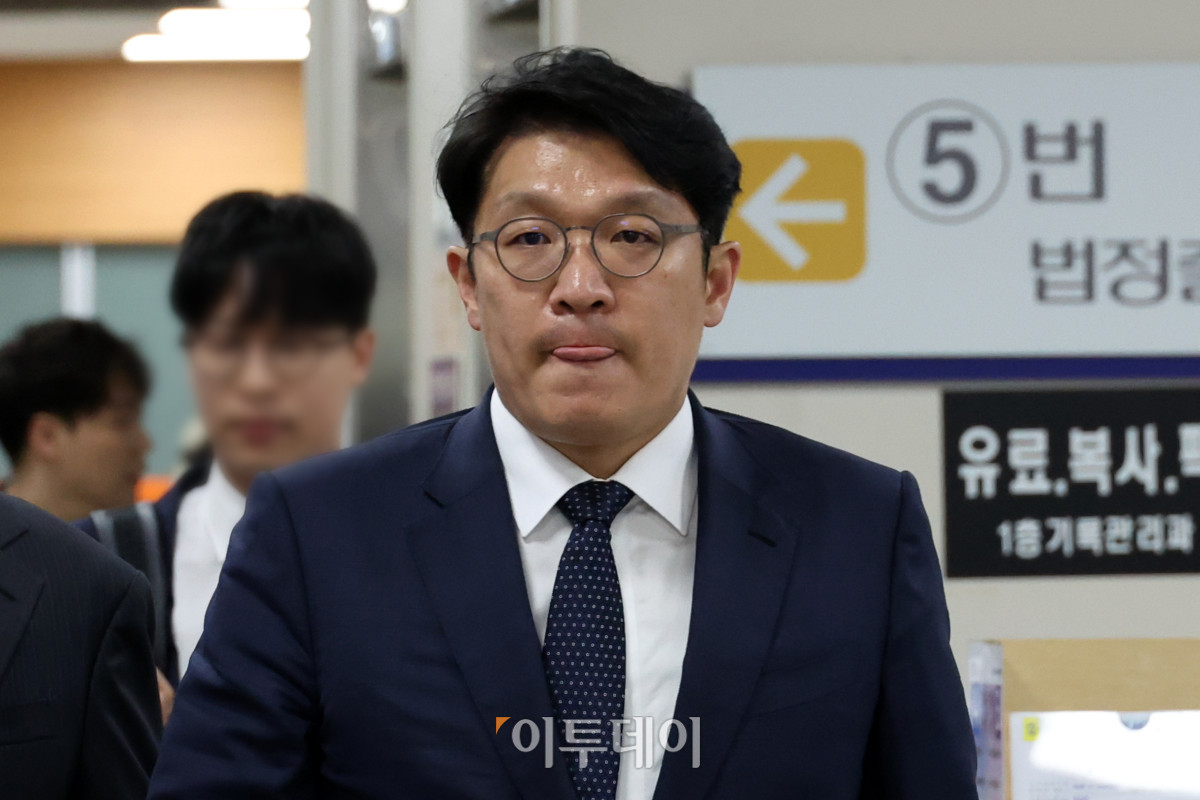 ▲김건희 여사에게 공천 청탁 대가로 고가의 그림을 건넨 혐의 등으로 기소된 김상민 전 부장검사가 8일 서울 서초구 서울고등법원에서 열린 항소심 선고 공판에 출석하고 있다.