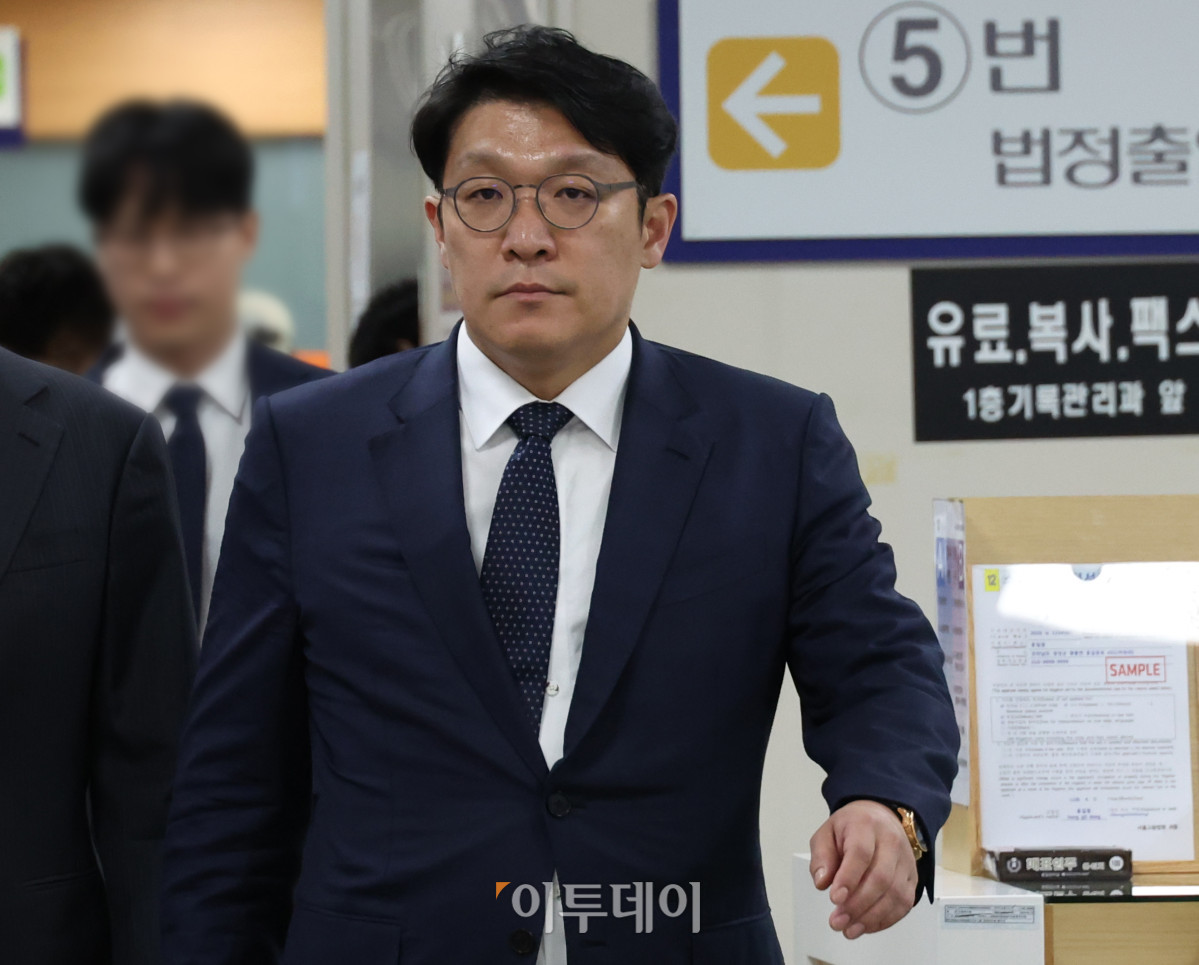 ▲김건희 여사에게 공천 청탁 대가로 고가의 그림을 건넨 혐의 등으로 기소된 김상민 전 부장검사가 8일 서울 서초구 서울고등법원에서 열린 항소심 선고 공판에 출석하고 있다.