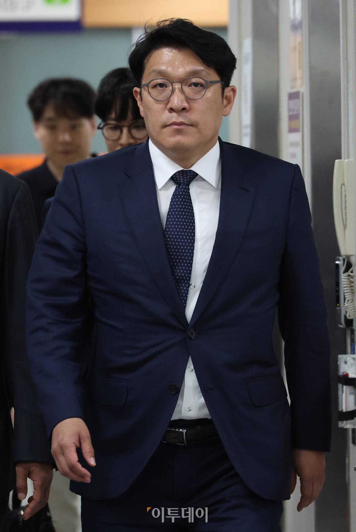 ▲김건희 여사에게 공천 청탁 대가로 고가의 그림을 건넨 혐의 등으로 기소된 김상민 전 부장검사가 8일 서울 서초구 서울고등법원에서 열린 항소심 선고 공판에 출석하고 있다.