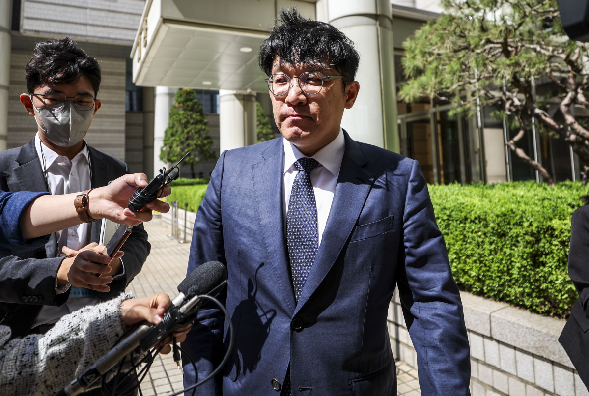 ▲김상민 전 부장검사가 8일 서울 서초구 서울고등법원에서 열린 '이우환 그림 매관매직 의혹' 항소심 선고 재판을 마친 뒤 법원을 나와 취재진 질문에 답하고 있다. 서울고법 형사6-2부(재판장 박정제)는 이날 청탁금지법·정치자금법 위반 혐의를 받는 김 전 검사에게 징역 3년에 집행유예 3년을 선고했다. (뉴시스)