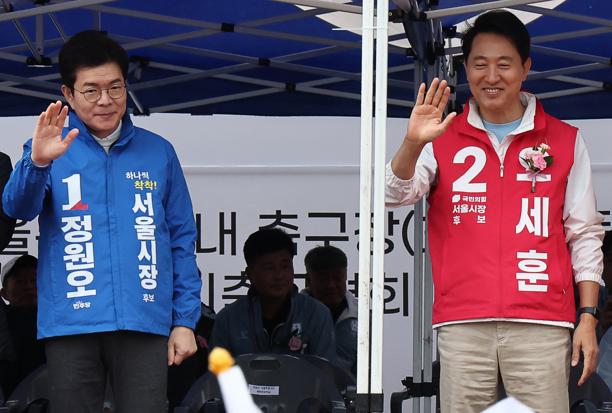 ▲더불어민주당 정원오 서울시장 후보(왼쪽), 국민의힘 오세훈 서울시장 후보가 3일 서울 효창운동장에서 열린 제44회 서울특별시장기 축구대회 개회식에서 선수들을 향해 손을 흔들고 있다. (연합뉴스)