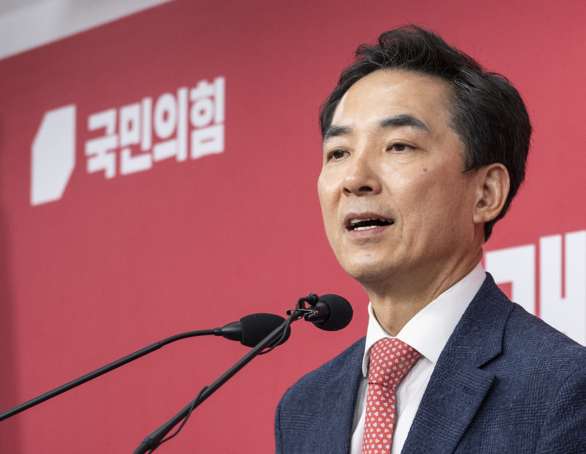 ▲부산 북갑 국회의원 보궐선거에 출마하는 박민식 국민의힘 예비후보가 5일 서울 여의도 중앙당사에서 열린 기자회견에서 한동훈 후보와의 단일화 가능성에 대한 취재진 질문에 답하고 있다. (연합뉴스)