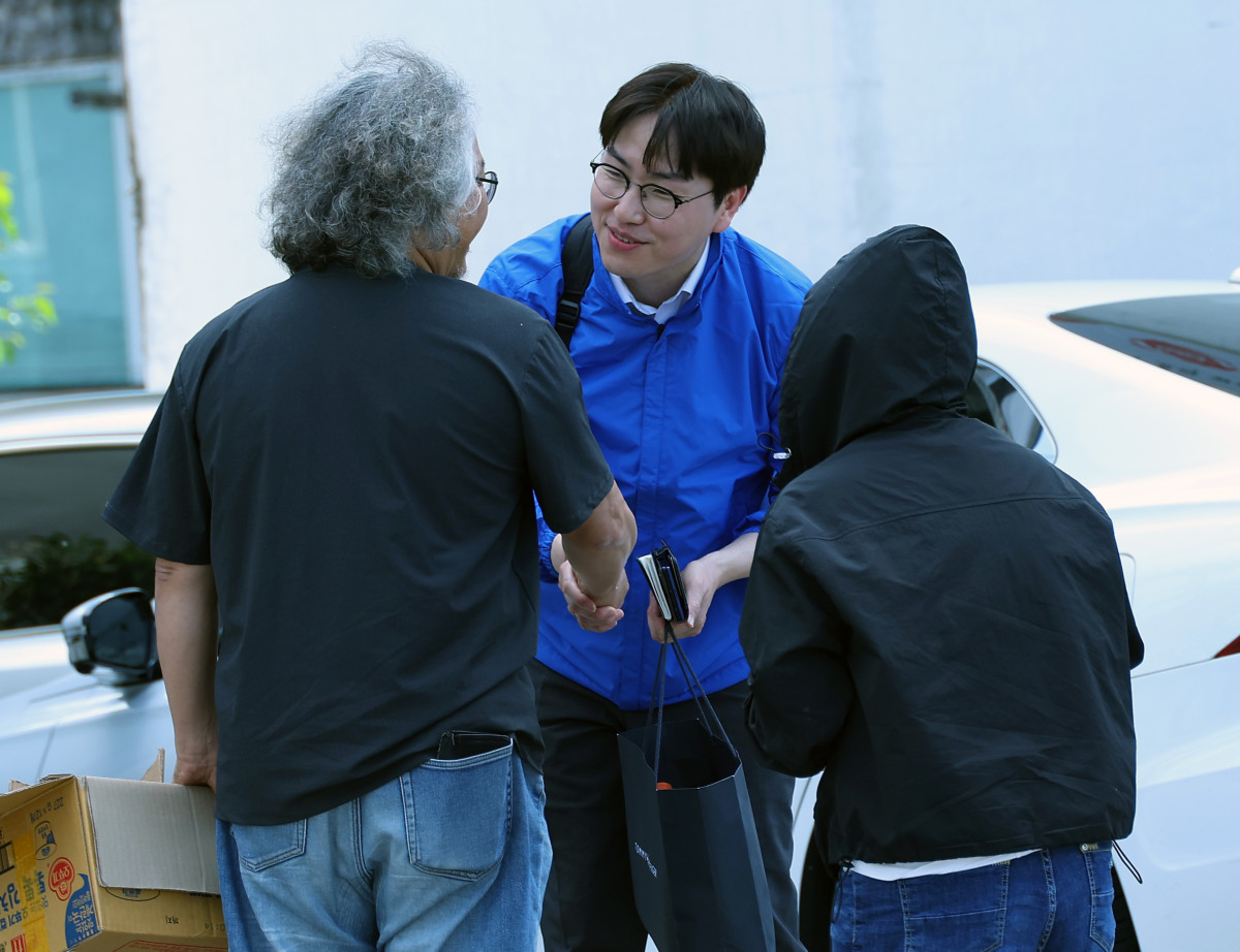 ▲부산 북갑 국회의원 보궐선거 더불어민주당 예비후보인 하정우 전 청와대 AI 미래기획수석비서관이 부산 북구 구포동 일대를 돌며 유권자들을 만나고 있다. (연합뉴스)