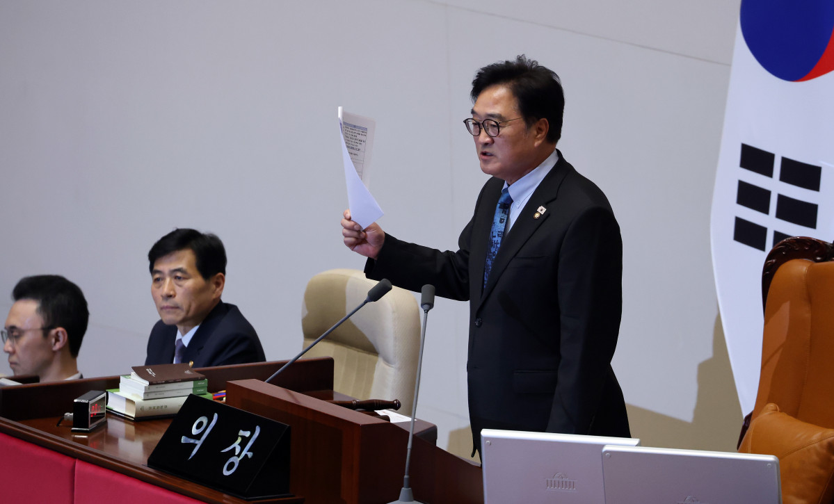 ▲우원식 국회의장이 8일 국회에서 열린 제435회 국회(임시회) 2차 본회의에서 헌법 개정안 표결과 50개 법안 처리와 관련해 국민의힘의 필리버스터 신청으로 안건을 상정하지 않겠다고 밝히며 울분을 터트리고 있다. (연합뉴스)