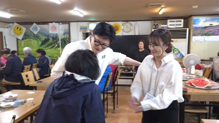 ▲한동훈 후보와 배우자 진은정 변호사가 7일 부산 북갑 지역 아파트에서 열린 어버이날 행사에 참석해 주민들과 인사를 나누고 있다. (출처=한동훈 후보 페이스북)