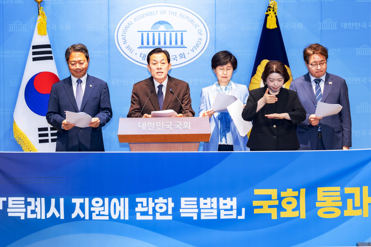▲이재준 수원특례시장(가운데)이 8일 국회 소통관에서 김승원 의원(왼쪽), 백혜련 의원, 염태영 의원(오른쪽)과 함께 '특례시 지원에 관한 특별법 국회 통과 환영 기자회견'을 하고 있다. (수원특례시)