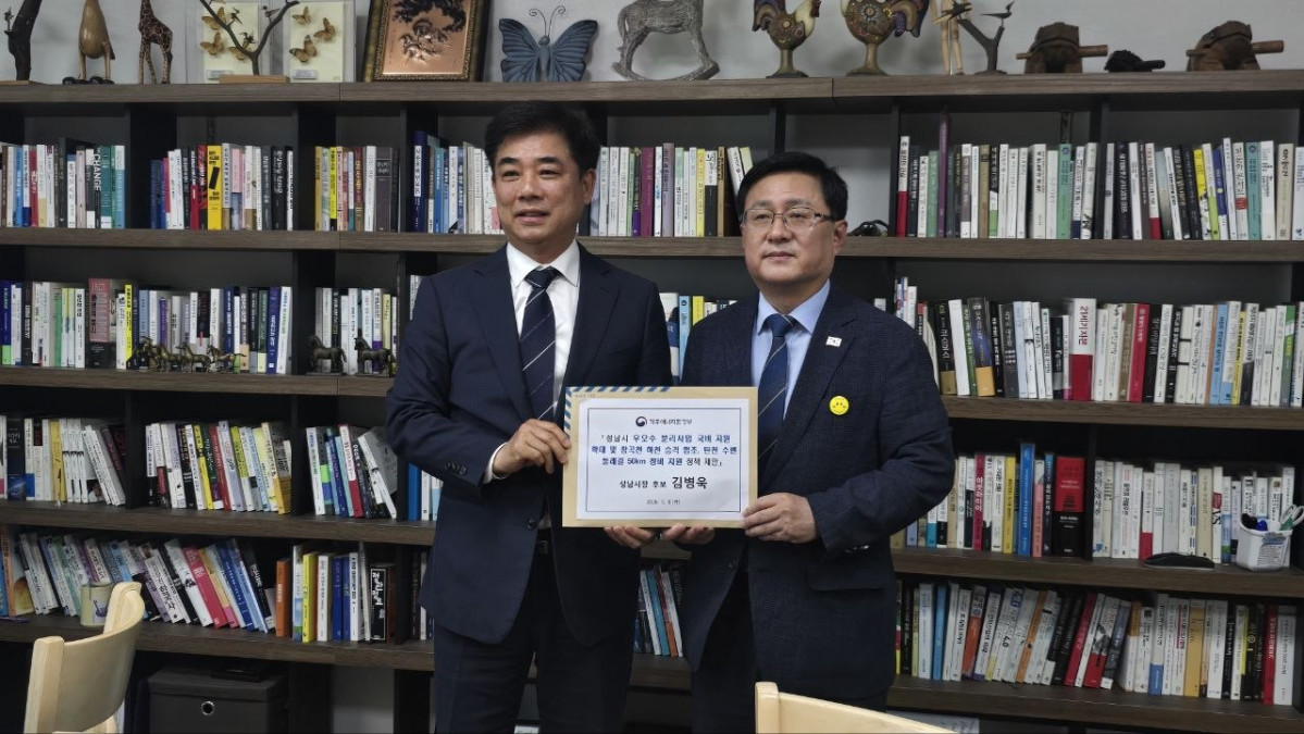▲김병욱 성남시장 후보(왼쪽)가 8일 김성환 기후에너지환경부 장관(오른쪽)에게 성남시 우·오수 분리사업 국비 지원 확대, 창곡천 지방하천 승격, 탄천 50km 둘레길 정비 지원 등 3대 정책 제안서를 전달하고 있다. (김병욱 후보 캠프)