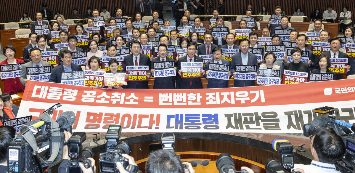 ▲국민의힘 장동혁 대표를 비롯한 의원들이 6일 국회에서 열린 의원총회에서 여권이 추진 중인 '검찰 조작기소 및 공소취소 특별검사' 추진 중단을 촉구하는 규탄 구호를 외치고 있다. 사진=연합뉴스