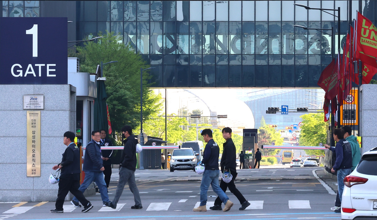 ▲6일 오전 인천 연수구 삼성바이오로직스 공장에 출근한 직원들이 이동하고 있다. (연합뉴스)