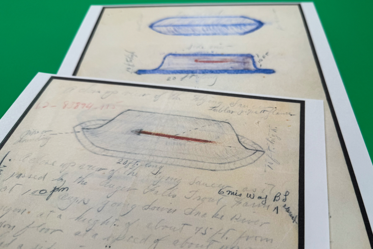▲미국 국방부가 8일(현지시간) 공개한 UFO 기밀해제 문서들. (AP연합뉴스)