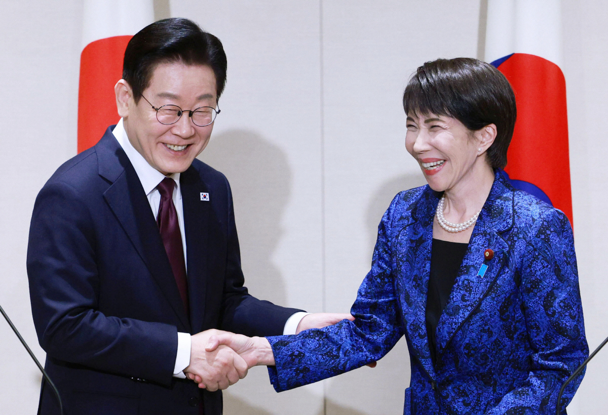▲이재명(왼쪽) 대통령과 다카이치 사나에 일본 총리가 1월 13일 일본 나라현 회담장에서 한일 공동언론발표를 마친 뒤 악수하고 있다. (뉴시스)