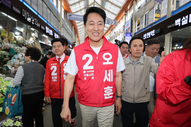 ▲오세훈 국민의힘 서울시장 후보가 9일 서울 동대문구 경동시장을 찾아 상인 및 시민들과 인사를 나누고 있다. (연합뉴스)