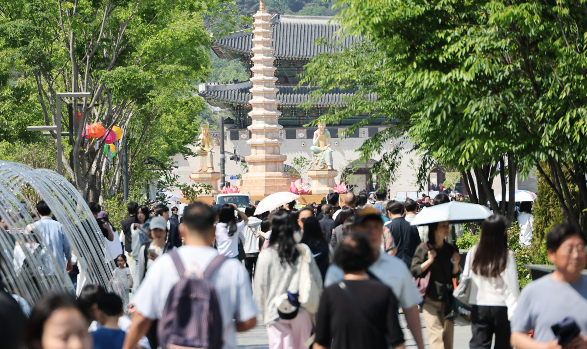 ▲9일 서울 광화문 광장이 화창한 날씨에 나들이 나온 시민 등 으로 북적이고 있다. 사진=연합뉴스