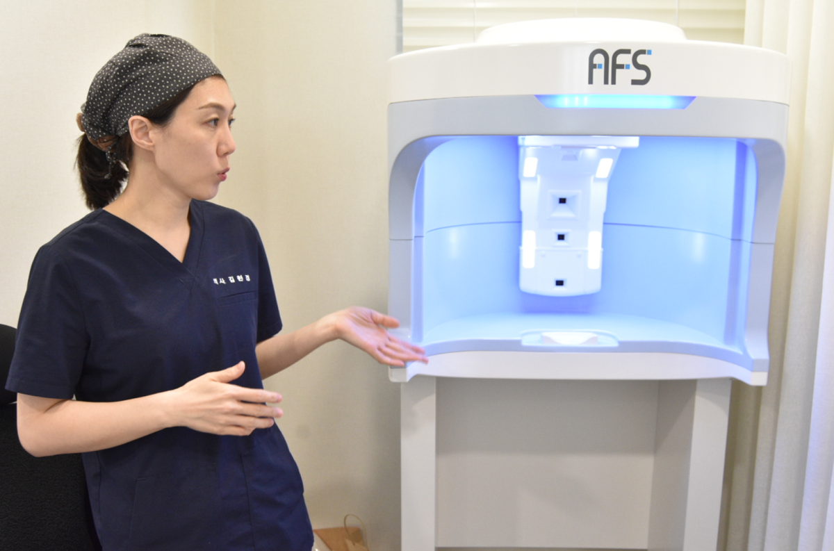 ▲6일 서울 강남구 논현로 모우다의원에서 김현경 대표원장이 탈모 진단을 위해 진행하는 두피 사진 촬영에 대해 설명하고 있다. (한성주 기자 hsj@)