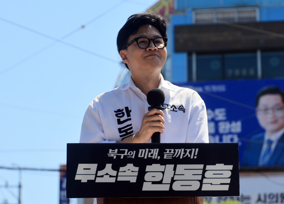 ▲부산 북갑 국회의원 보궐선거에 출마한 무소속 한동훈 후보가 9일 오후 부산 북구 구포시장 인근에서 출마 기자회견을 열고 있다. 사진=연합뉴스