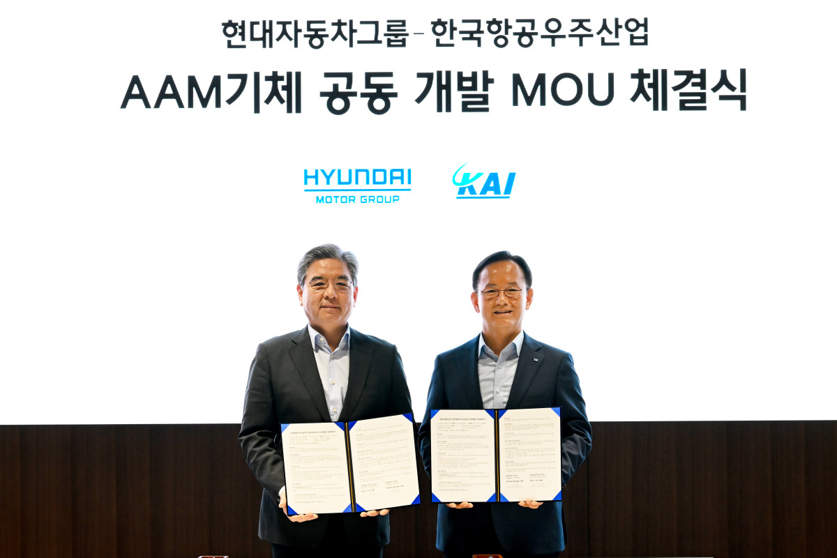 ▲현대자동차그룹과 한국항공우주산업(KAI)은 8일 서울 서초구 현대차·기아 본사에서 ‘항공용 전동화 파워트레인을 기반으로 하는 미래 항공 모빌리티 기체 공동 개발 협약’을 체결했다. 장재훈(왼쪽) 현대차그룹 부회장과 김종출 KAI 사장. (사진=현대차그룹·KAI)