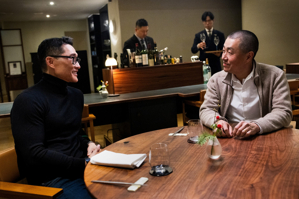 ▲'케이-에브리띵'에 출연한 호스트 다니엘 대 킴과 한국인 최초 미쉐린 3스타 코리 리(Corey Lee) 셰프가 대화를 하고 있는 모습. (사진제공=현대자동차)