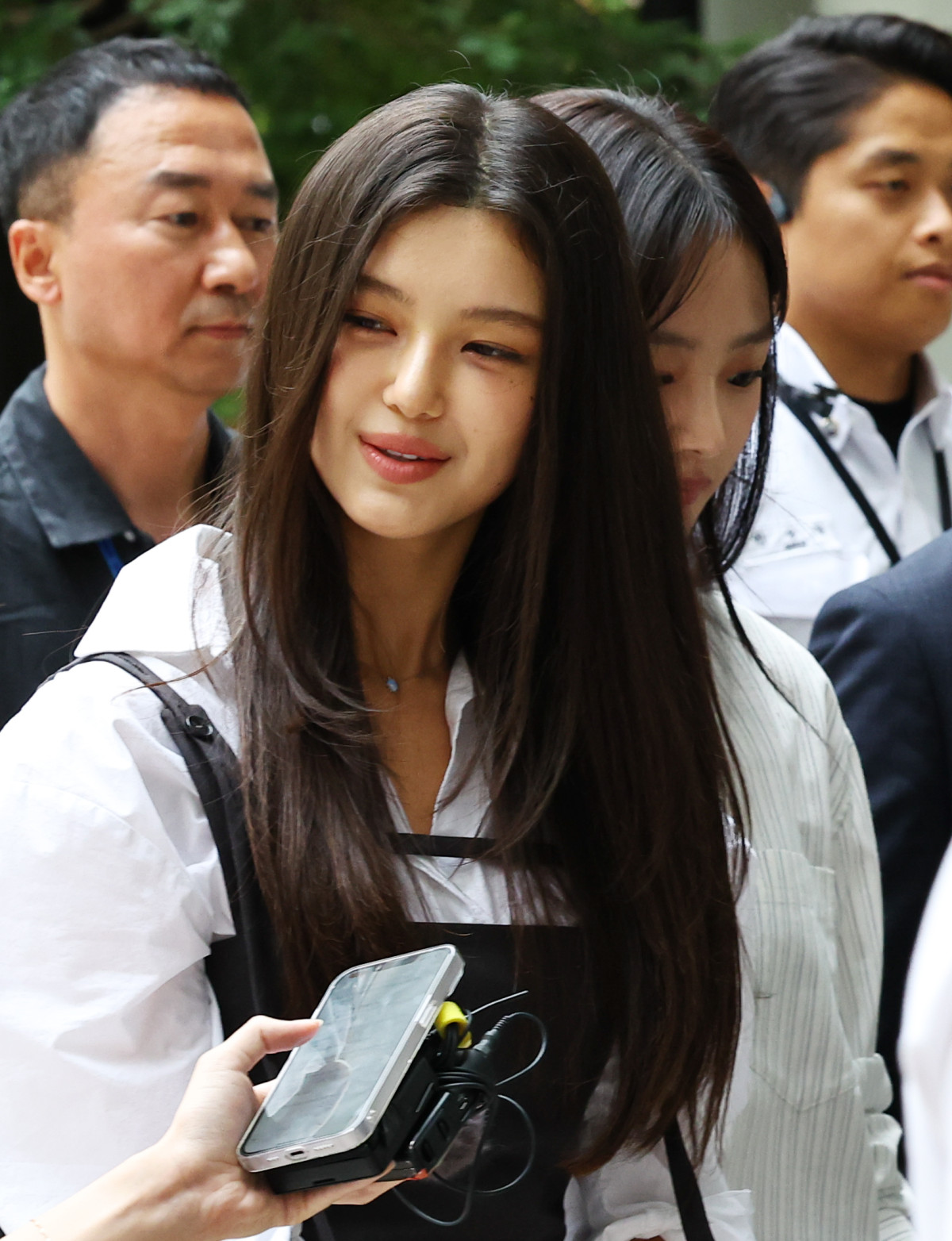▲뉴진스 전 멤버 다니엘이 지난해 8월 14일 서울 서초구 서울중앙지법에서 열린 '뉴진스 계약해지 선언에 계약 유효 확인 소송' 관련 소송 조정기일에 출석하고 있다. (뉴시스)