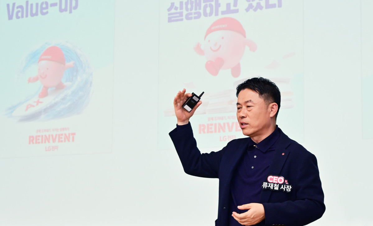 ▲LG전자 류재철 CEO가 최근 서울 마곡 LG사이언스파크에서 개최된 타운홀 미팅에서 구성원과 함께 성장하는 LG전자를 위한 '리인벤트 2.0'을 발표하고 있다. (사진=LG전자)