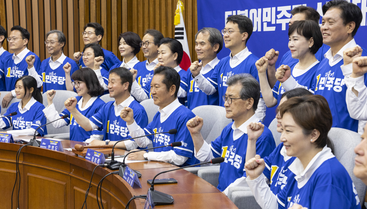 ▲10일 국회에서 열린 더불어민주당 대한민국 국가 정상화 선거대책위원회 출범식에서 총괄상임선대위원장을 맡은 정청래 대표와 상임선대위원장을 맡은 한병도 원내대표를 비롯한 공동선대위원장, 선대위원들이 6ㆍ3 지방선거와 재보선 승리를 다짐하며 기념 촬영을 하고 있다. (연합뉴스)