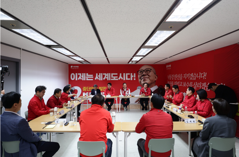 ▲선대위 회의 단체 사진 (사진제공=박형준후보 캠프)