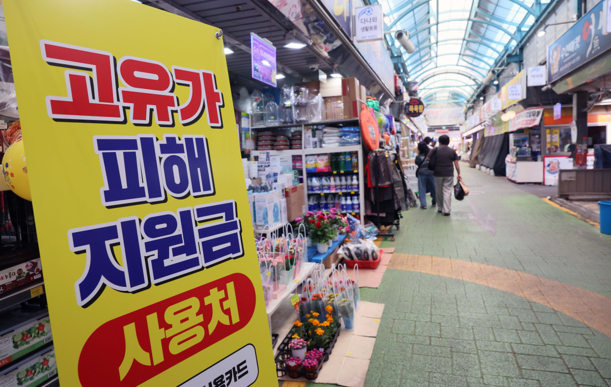 ▲고유가 피해지원금 2차 지급 대상 선별 기준 발표를 하루 앞둔 10일 서울 마포구 망원월드컵시장에 고유가 지원금 사용가능매장 안내문이 게시돼 있다. 정부는 11일 고유가 피해지원금 2차 지급 대상 기준과 신청 방식 등을 공개한 뒤, 18일부터 7월 3일까지 2차 지원금 신청을 받을 예정이다. 지급 금액은 수도권 거주자의 경우 1인당 10만원, 비수도권 거주자는 15만원이다. 정부가 지정한 인구감소지역 가운데 우대지원지역 주민은 20만원, 특별지원지역 주민은 25만원을 각각 지급받는다. 정부는 건강보험료를 활용해 소득 하위 70%를 가리되, 고액 자산가를 지급 대상에서 제외할 방침이다. 신태현 기자 holjjak@