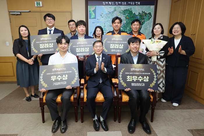 ▲노홍석 전북자치도지사 권한대행(앞줄 가운데)이 도청 행정부지사실에서 ‘2026년 상반기 적극행정 우수사례 경진대회’ 시상식에 참석해 최우수상을 받은 행정정보과 등 수상자들과 기념촬영을 하고 있다. (사진제공=전북특별자치도)