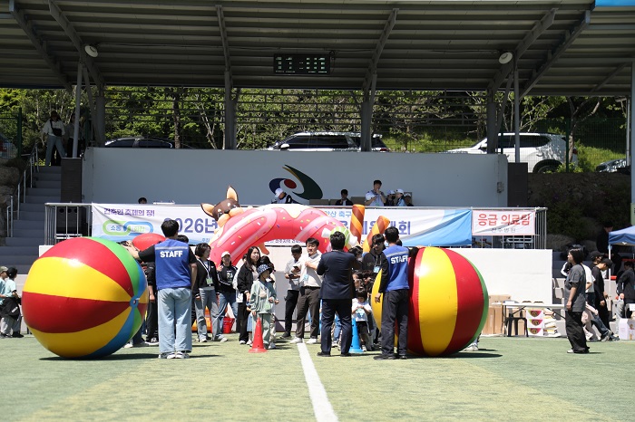 ▲전북 건축인 한마음 체육대회가 지난 9일 완주 모악산 축구장에서 ‘2026년 전북특별자치도 건축인 한마음 체육대회’에서 참가자들이 커다란 공 굴리기 게임을 하며 즐거운 시간을 보내고 있다 (사진제공=전북특별자치도)