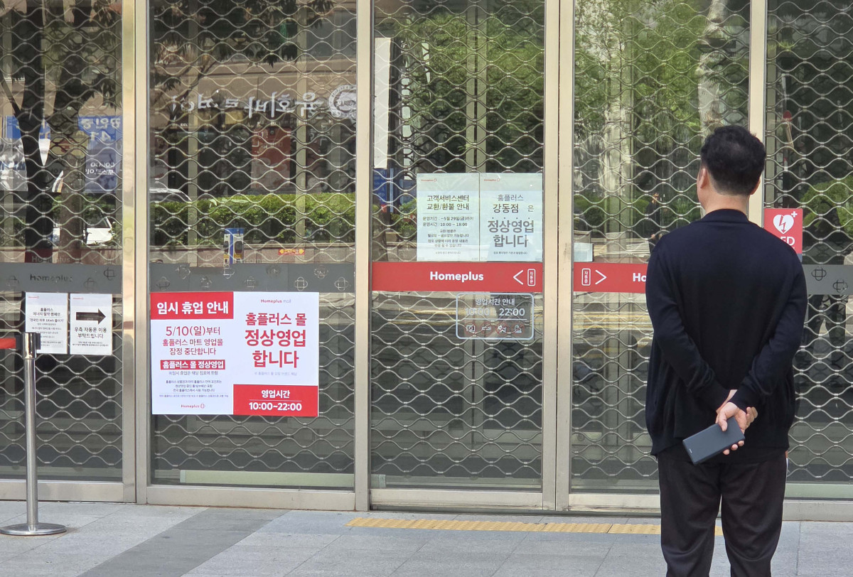 ▲기업형 슈퍼마켓 홈플러스 익스프레스를 매각한 홈플러스가 37개 매장의 영업을 중단한 10일 서울 송파구 홈플러스 잠실점에 영업중단 안내문이 게시돼 있다. 홈플러스는 이날부터 7월 3일까지 전체 104개 대형마트 매장 중 기여도가 낮은 서울 중계·신내·면목·잠실점 등 37개 매장의 영업을 잠정 중단한다. 고객 이탈과 매출 감소에 따른 영향으로 홈플러스는 나머지 67개 매장을 중심으로 집중 운영에 들어간다는 계획이다. 신태현 기자 holjjak@