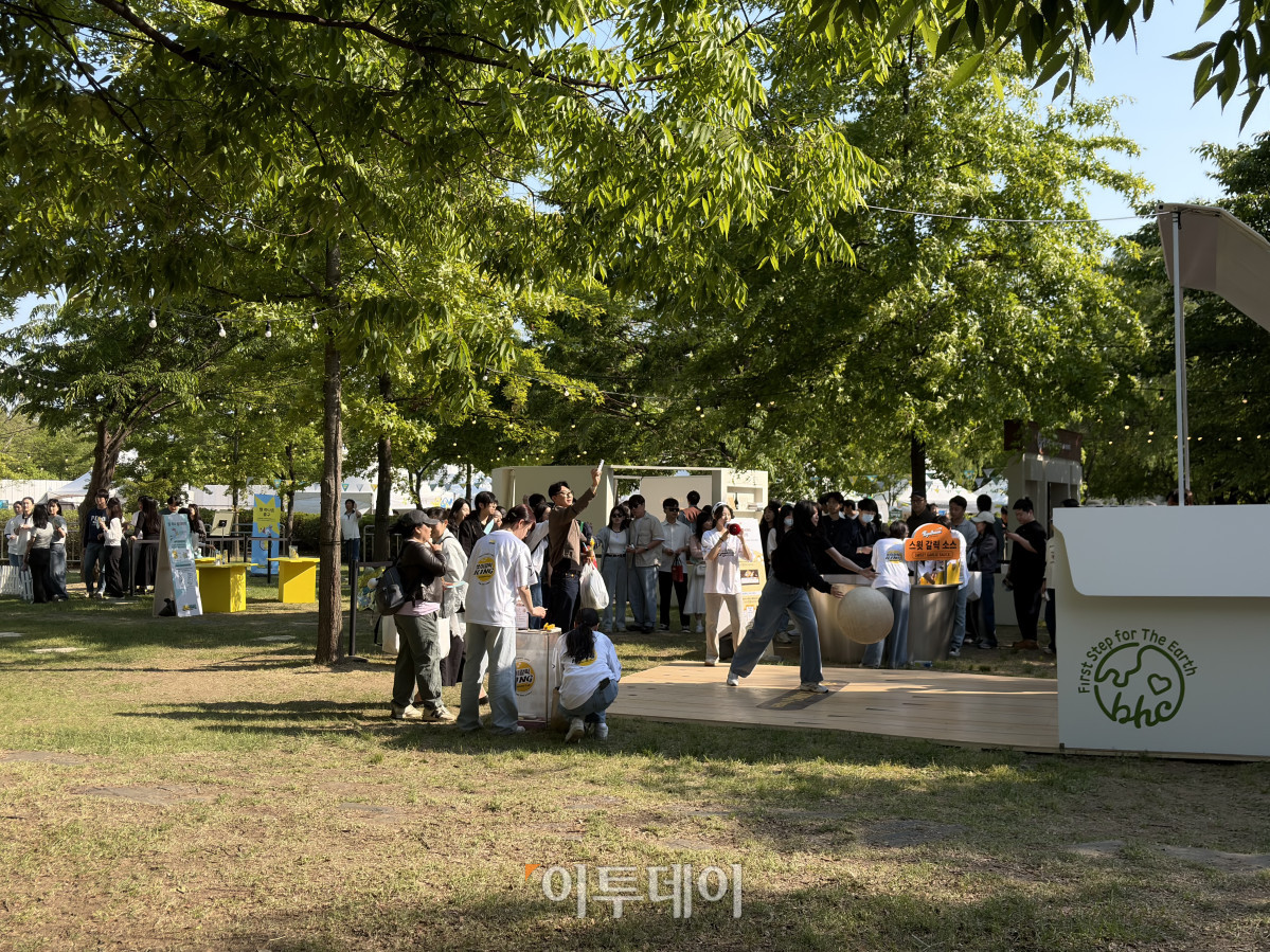 ▲9일 서울 마포구 난지한강공원에서 열린 ‘별 하나 페스티벌’에서 부스 이벤트를 즐기고 있는 사람들의 모습이다. (황민주 기자 minchu@)