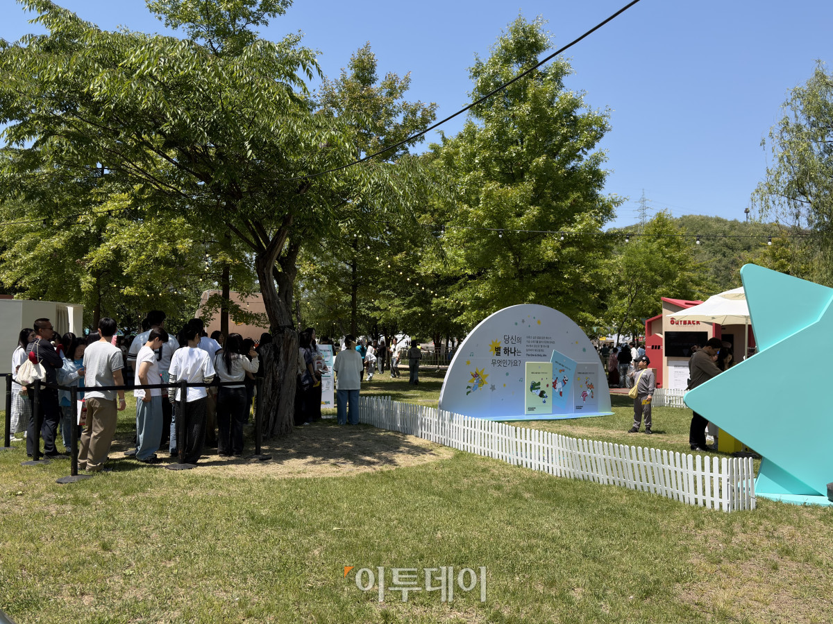 ▲9일 서울 마포구 난지한강공원에서 열린 ‘별 하나 페스티벌’에서 부스 이벤트를 즐기고 있는 사람들의 모습이다. (황민주 기자 minchu@)