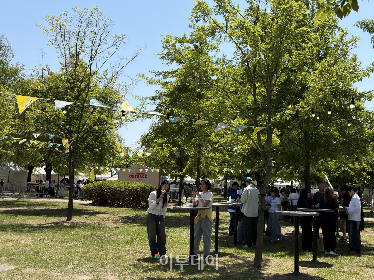▲9일 서울 마포구 난지한강공원에서 시민들이 아웃백스테이크하우스, 창고43, bhc 부스 주변에 모여 먹거리를 즐기고 있다. (황민주 기자 minchu@)
