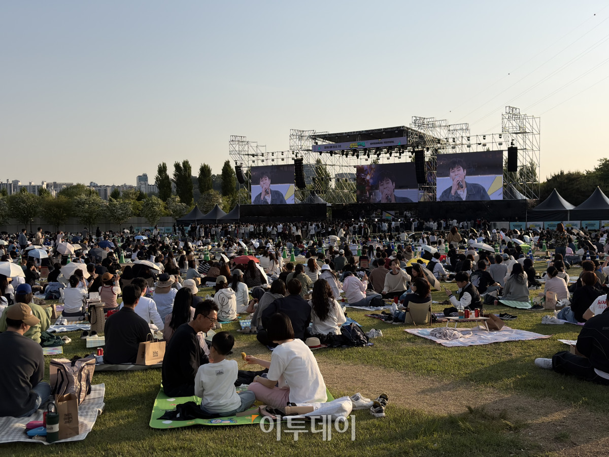 ▲9일 서울 마포구 난지한강공원 젊음의 광장에서 시민들이 잔디에 앉아 야외 음악 공연을 즐기고 있다. (황민주 기자 minchu@)