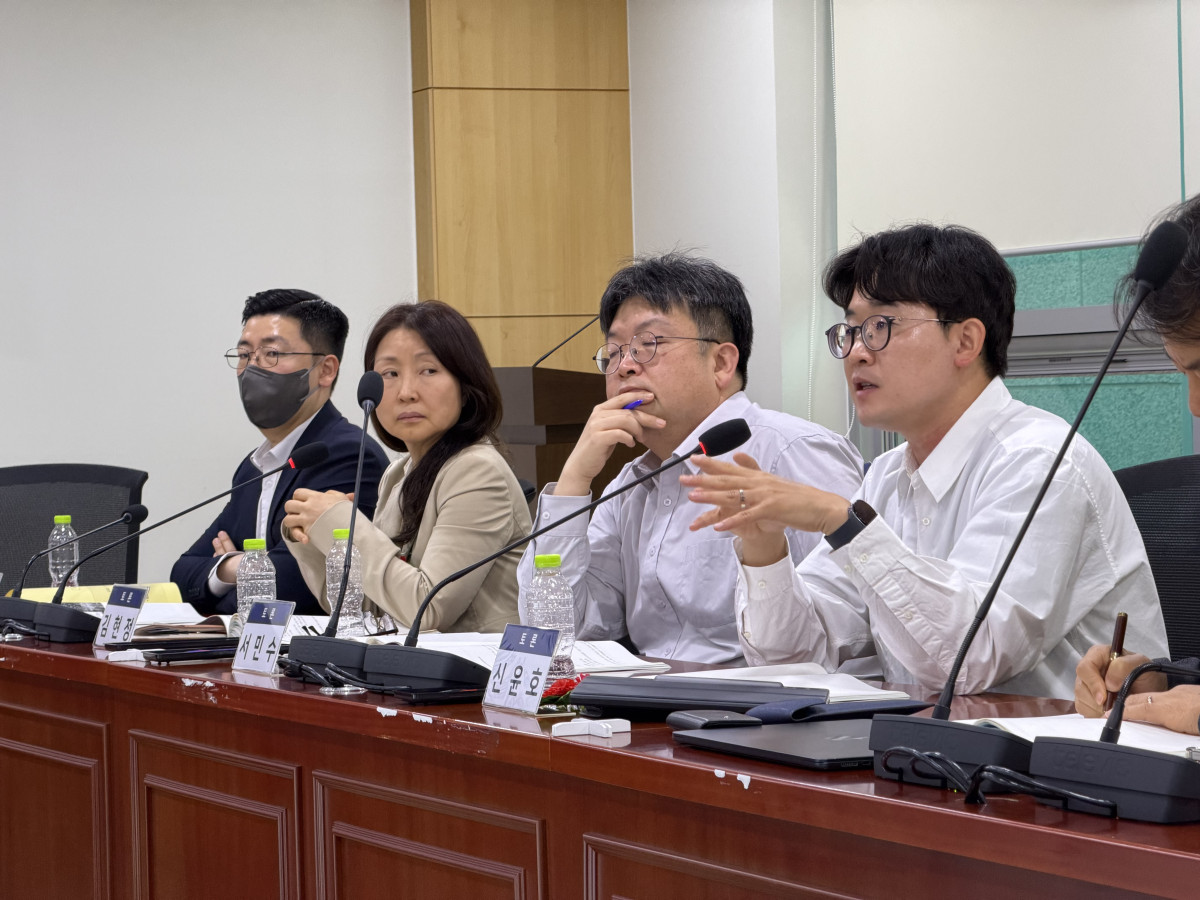 ▲8일 국회의원회관 제8간담회의실에서 열린 ‘돌봄통합지원법 시행에 따른 돌봄경제와 산업발전 방안 토론회’에서 신윤호 과학기술정보통신부 사무관이 발언하고 있다. 왼쪽부터 유재언 가천대 사회복지학과 교수, 김현정 대한디지털헬스학회 이사장, 서민수 보건복지부 복지돌봄인공지능정책과장, 신윤호 과학기술정보통신부 사무관.(이준호 기자)