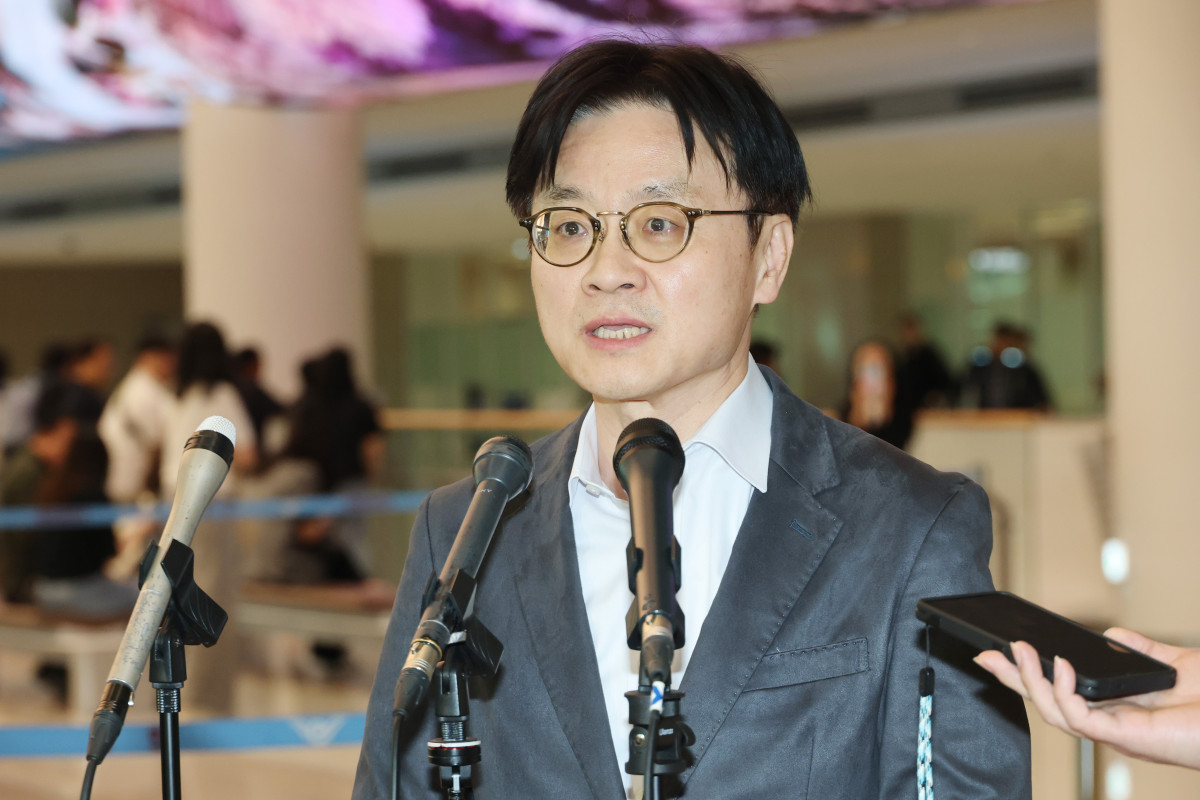 ▲김정관 산업통상부 장관이 방미 일정을 마친 뒤 10일 인천국제공항을 통해 귀국해 취재진의 질문에 답하고 있다. (연합뉴스)