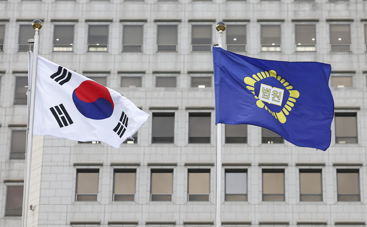 ▲서울 서초구 대법원에 깃발이 휘날리고 있다. (뉴시스)