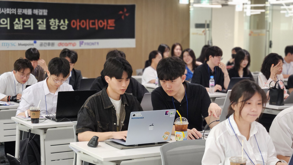 ▲지난 시니어퓨처 아이디어톤 대회에서 참가자들이 시니어 산업의 현장 문제를 주제로 팀별 사업 아이디어 고민하는 모습.(시니어퓨처 제공)