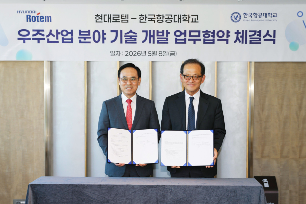 ▲8일 서울 송파구에서 열린 우주산업 분야 기술 개발 업무협약식에서 이용배 현대로템 대표이사 사장(왼쪽)과 허희영 한국항공대 총장(오른쪽)이 기념촬영을 하고 있다. (사진제공=현대로템)