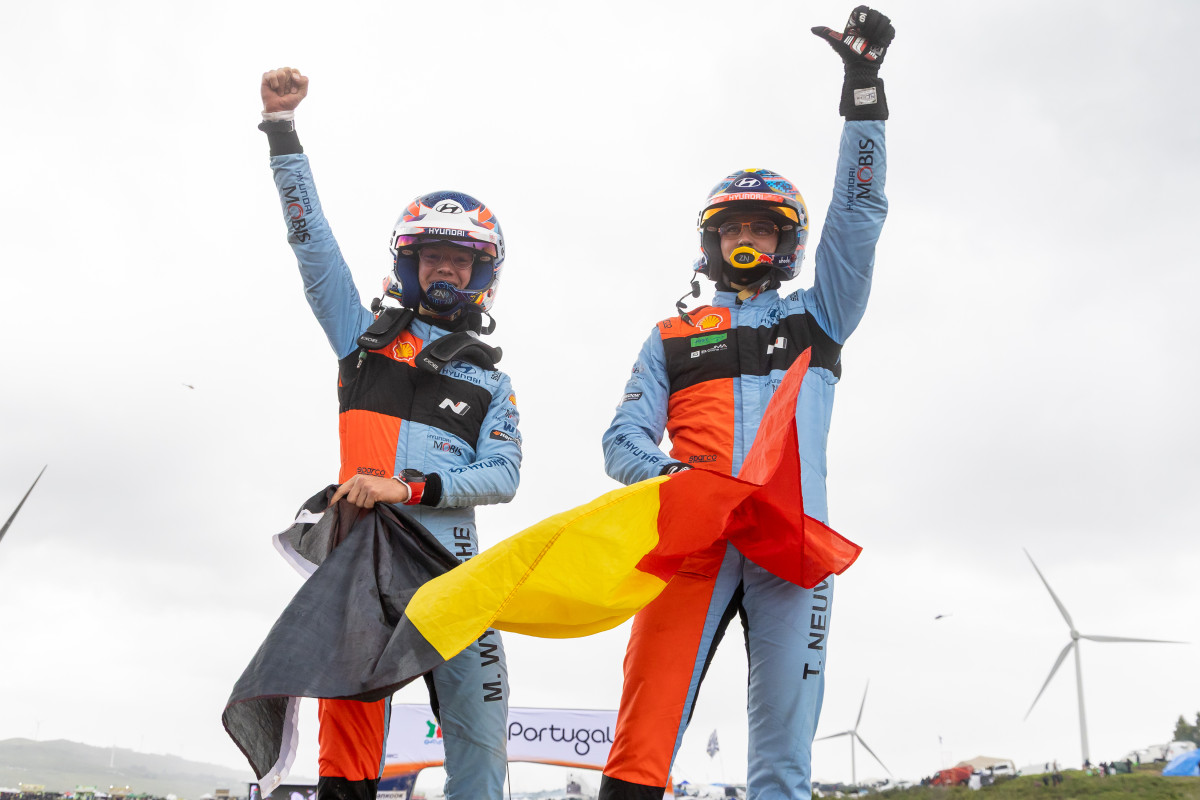 ▲'2026 WRC' 포르투갈 랠리에서 우승을 차지한 티에리 누빌(Thierry Neuville, 오른쪽)과 코드라이버 마틴 비데거(Martijn Wydaeghe)가 경주차 위에 올라 환호하는 모습. (사진=현대차)