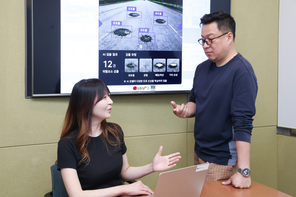 ▲LG유플러스가 도로관리 솔루션 전문기업 밀리웨이와 초정밀측위(RTK, Real-Time Kinematic)에 AI를 결합한 'AI 도로 위험 관제시스템'을 경기 용인특례시에 확대 적용했다. 사진은 LG유플러스 임직원이 'AI 도로 위험 관제시스템'을 소개하는 모습. (사진제공=LG유플러스)